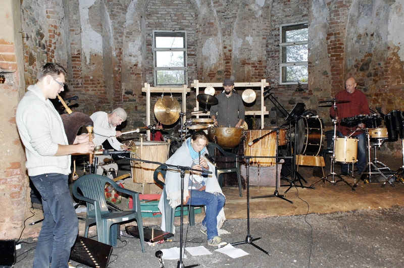 Baltu vienības dienu laikā baznīcā uzstājušies dažādi latviešu un lietuviešu mākslinieki. 2013. gada uzvedumā «Pērkonvīru pasakas» skanēja kokles, pūšamie un ritma instrumenti.
Autors: no «Bauskas Dzīves» arhīva.