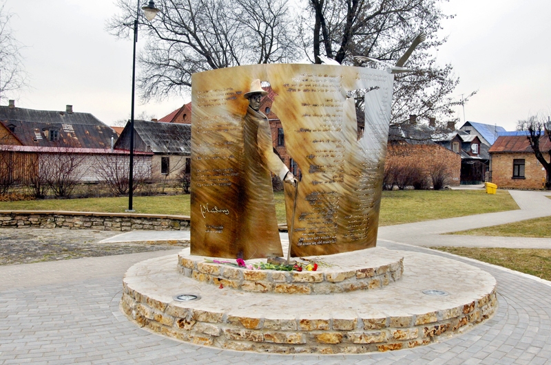 Slavenākā novadnieka Viļa Plūdoņa pērn uzstādīto pieminekli daudzi baušķenieki viņa dzimšanas dienā 9. martā nodēvēja par pilsētas lielāko velti literāta piemiņai.
Autors: Ivars Bogdanovs