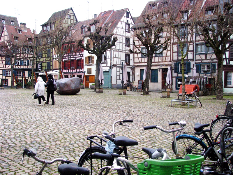 Pildrežģu namu ieskautajā laukumā vasarā darbosies āra kafejnīcas, skanēs mūzika un atpūtnieku čalas.
Autors: Vilnis Auzāns