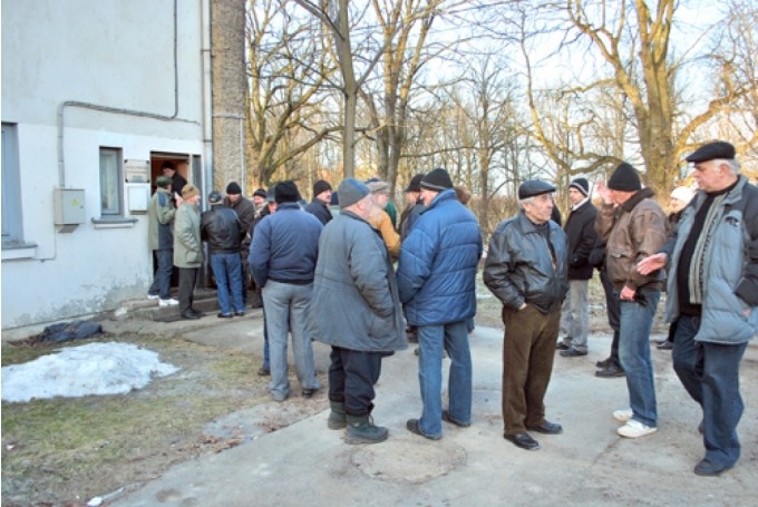 Aktīvākie copmaņi dažkārt pulcējas agrā rīta stundā pie Bauskas mednieku un makšķernieku biedrības, lai varētu iegādāties makšķerēšanas licences Lielupes, Mēmeles un Mūsas posmiem. 
Autors: No arhīva.