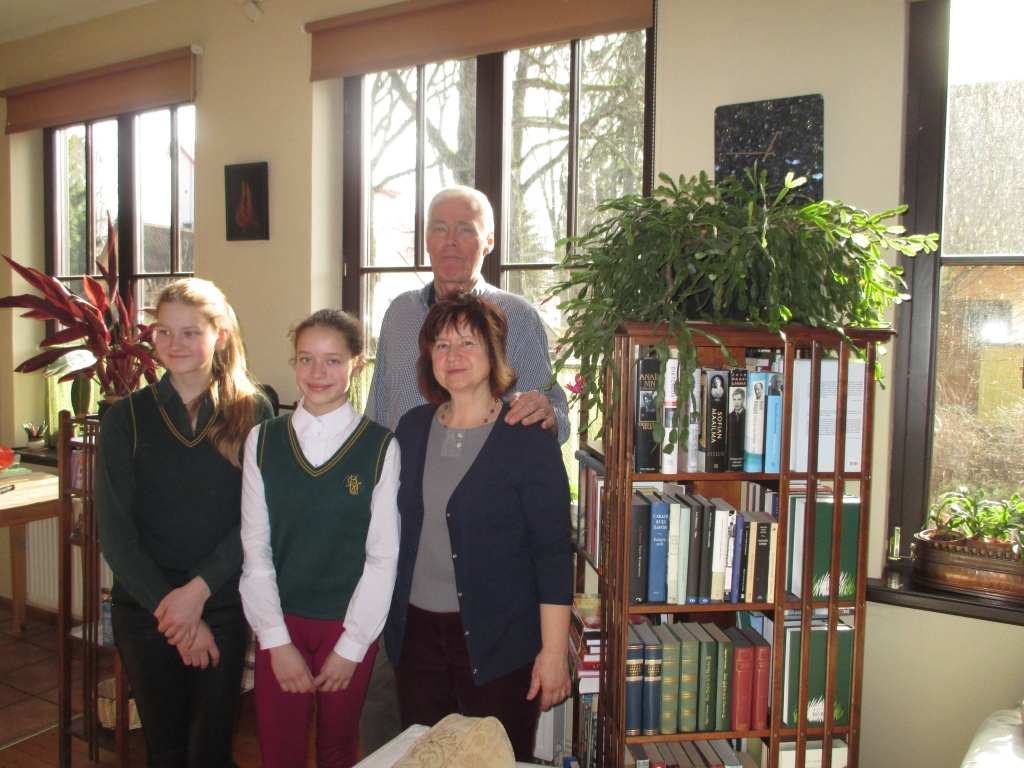 Bauskas Valsts ģimnāzijas skolnieces Ilze Elizabete Griķe (no kreisās) un Beāte Marta Untāle ar Annu Žīguri un Juku Rislaki.

Autors: No albuma.