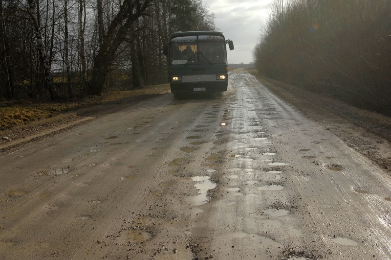 Brauktuve uz Sviteni – tas nav ceļš, bet bedrīšu apkopojums, pa kuru var tikai salauzt transporta līdzekli, nevis cilvēka cienīgos apstākļos braukt. 

Autors: Ivars Bogdanovs