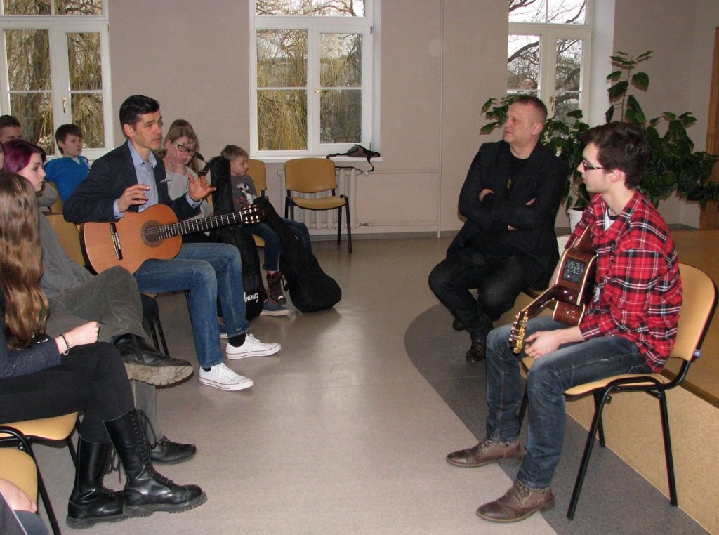 Mūziķis Kaspars Zemītis sniedz padomu jaunajam ģitāristam Edgaram Liepam.
Autors: Vilnis Auzāns