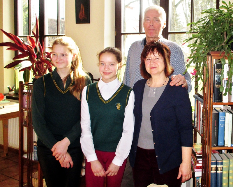 Bauskas Valsts ģimnāzijas skolnieces Ilze Elizabete Griķe (no kreisās) un Beāte Marta Untāle ar Annu Žīguri un Juku Rislaki.
Autors: no Sarmītes Avotas albuma.