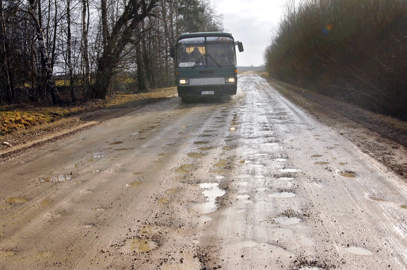 Brauktuve uz Sviteni – tas nav ceļš, bet bedrīšu virknes var tikai salauzt transporta līdzekli, nevis braukt cilvēka cienīgos apstākļos.
Autors: Ivars Bogdanovs