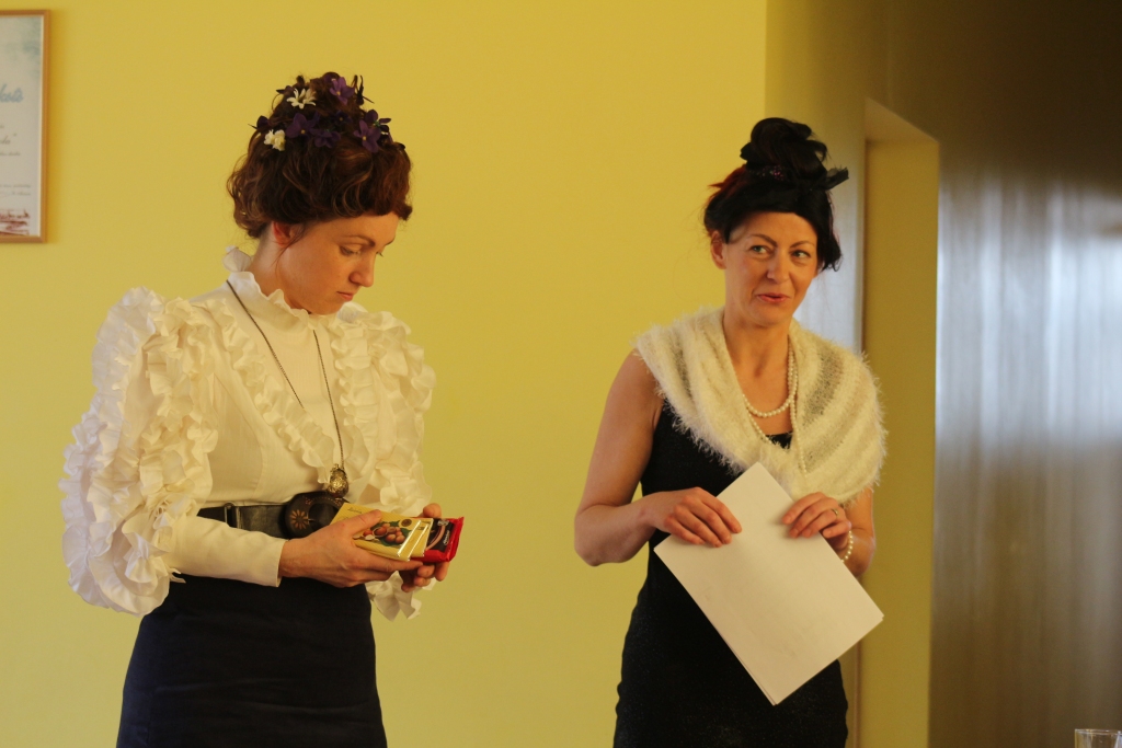 Sarunājas divas Aspazijas – skolotājas Agate Vītola (no kreisās) un Linda Krūmiņa. 
Autors: No albuma.