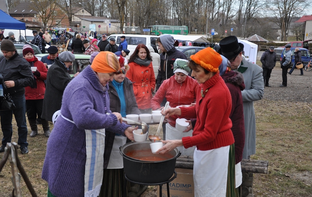 Saimniece Mārīte Vītola (no kreisās) bļodiņās pilda garšīgo «Krāmu zupu».
Autors: Žanna Zālīte