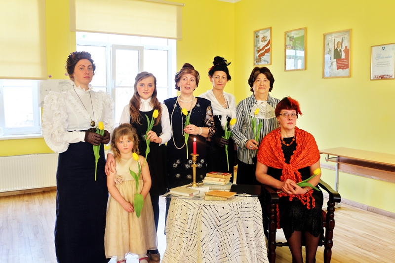 Vecsaules pamatskolas Aspazijas: piecus gadus vecā Paula Gedroviča (priekšplānā), Agate Vītola (no kreisās), Loreta Baļuka, Agra Ķēniņa, Linda Krūmiņa, Gunta Siliņa un Anna Guļkeviča. 
Autors: no albuma.