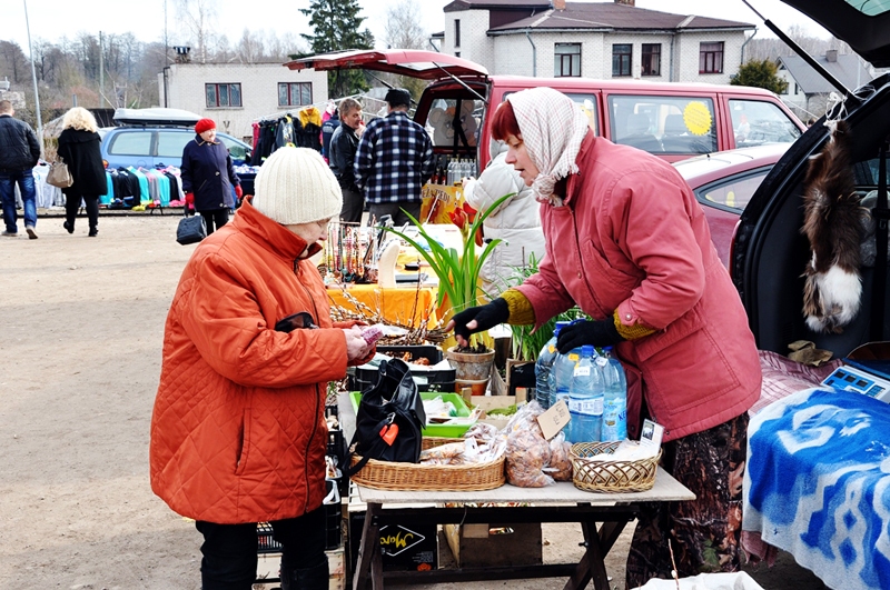 Laila Branka (no labās) ik sestdienu Vecumnieku tirgū piedāvā pašas izaudzētus un sarūpētus labumus.
Autors: Žanna Zālīte