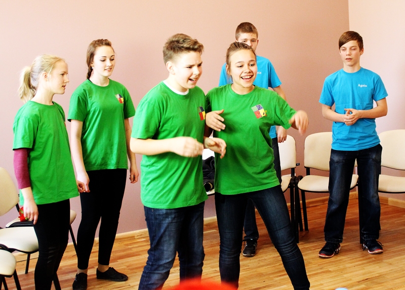 Iecavas vidusskolas 7. klases komanda iedzied savu sacensību kārtu. 
Autors: Uldis Varnevičs