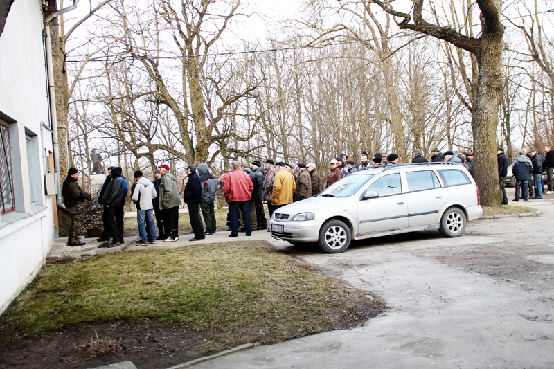 Vīri garā rindā gaida iespēju iegādāties vimbu makšķerēšanas licences. 
Autors: Uldis Varnevičs