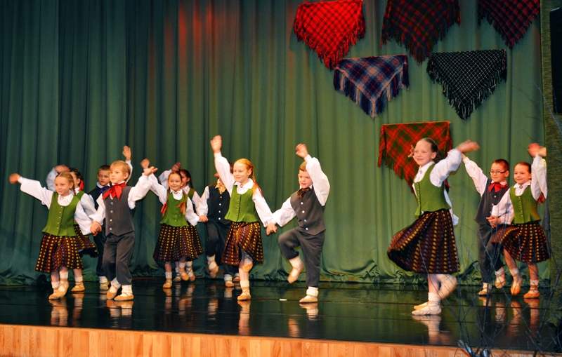 Iecavas PII «Dartija» dejotāji, paši mazākie skates dalībnieki, atklāja Iecavas un Vecumnieku novada svētku repertuāra pārbaudi.
Autors: Zane Gorškova