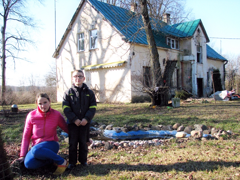 Ērģelnieku mājas pagalmā Vecsaules pagastā pavasari baudīt iznākusi Kintija Mežsarga un viņas dēlēns Raivis Dzenis.
Autors: Vilnis Auzāns