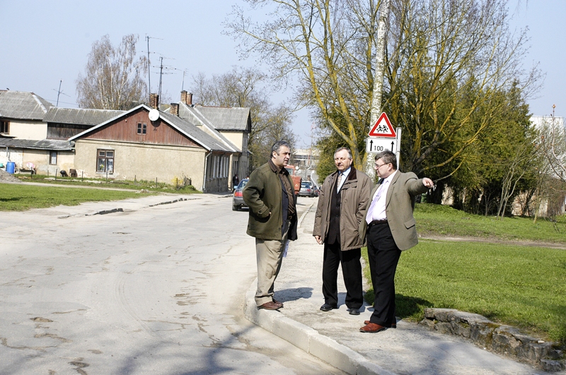 Baseins – gadsimta būve Bauskā. Karstas diskusijas par to raisījās jau 2008. gada aprīlī. Toreizējais pilsētas izpilddirektors Jānis Mičulis (vidū) kopā ar domes priekšsēdētājas vietnieku Māri Freimani (pirmais no labās) un īpašumu apsaimniekošanas nodaļas speciālistu Andreju Karpiču apskatīja iespējamos Salātu ielas rekonstrukcijas variantus, lai izbūvētu pievedceļu baseina ēkai. Vai pēc septiņiem gadiem beidzot kaut kas būs iekustējies?
Autors: no «Bauskas Dzīves» arhīva