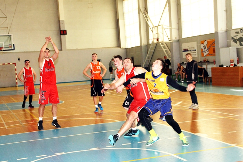 Elmārs Arcimovičs (ar 7. numuru) «BJSS II» komandas labā fināla otrajā spēlē guva 37 punktus.
Autors: Uldis Varnevičs