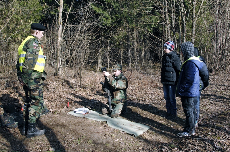 Zemessargs Zigmārs Dunkulis (no kreisās) mācīja izjaukt un salikt mācību ieroci AK-4. 
Autors: Ivars Bogdanovs