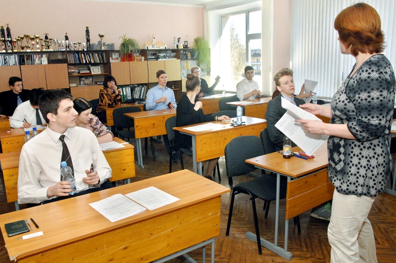 Vecumnieku novada Misas vidusskolā angļu valodas eksāmenu vadīja skolotāja Ingrīda Vaisjūne (no labās). 
Autors: Ivars Bogdanovs