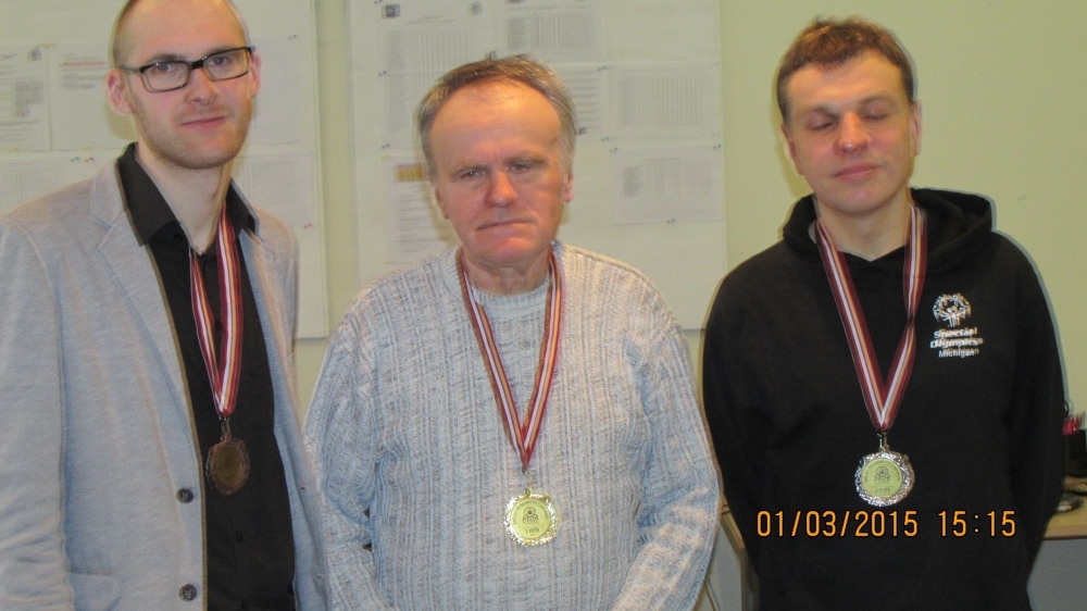 Mārtiņš Junkurēns, Laimonis Zālītis un Raivis Paegle – godalgoto vietu ieguvēji Dambretes attīstības biedrības sacīkstēs Rīgā. 
Autors: No albuma.