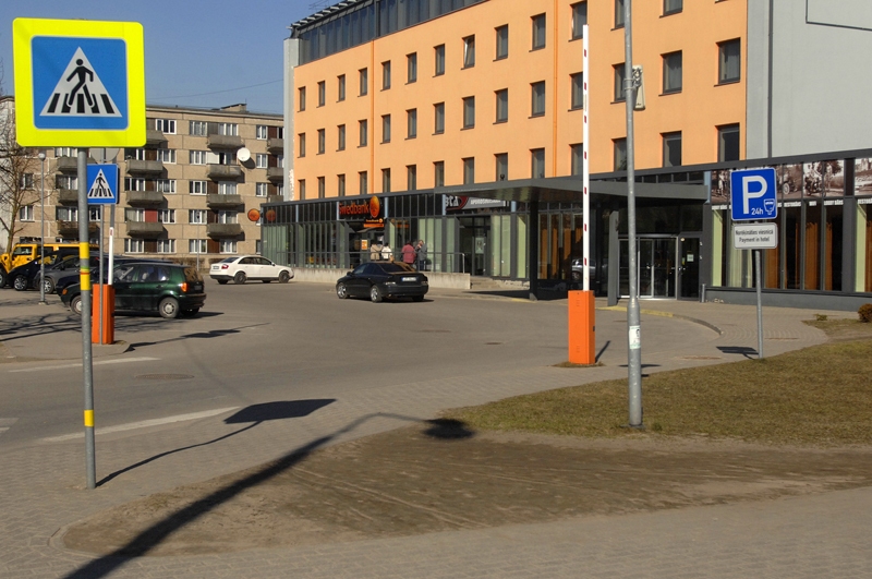 SIA «Aiva auto» vēlas pasažieru izkāpšanu un iekāpšanu Bauskā organizēt viesnīcas laukuma vienā malā. 
Autors: Ivars Bogdanovs