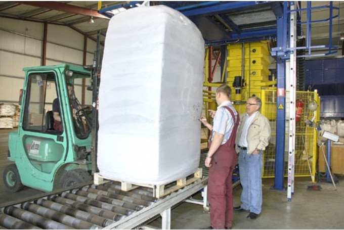 Uzņēmuma «Misas kūdra» vadītājs Andris Ieviņš (no labās) aplūko darbu pakošanas cehā.
Autors: No arhīva.