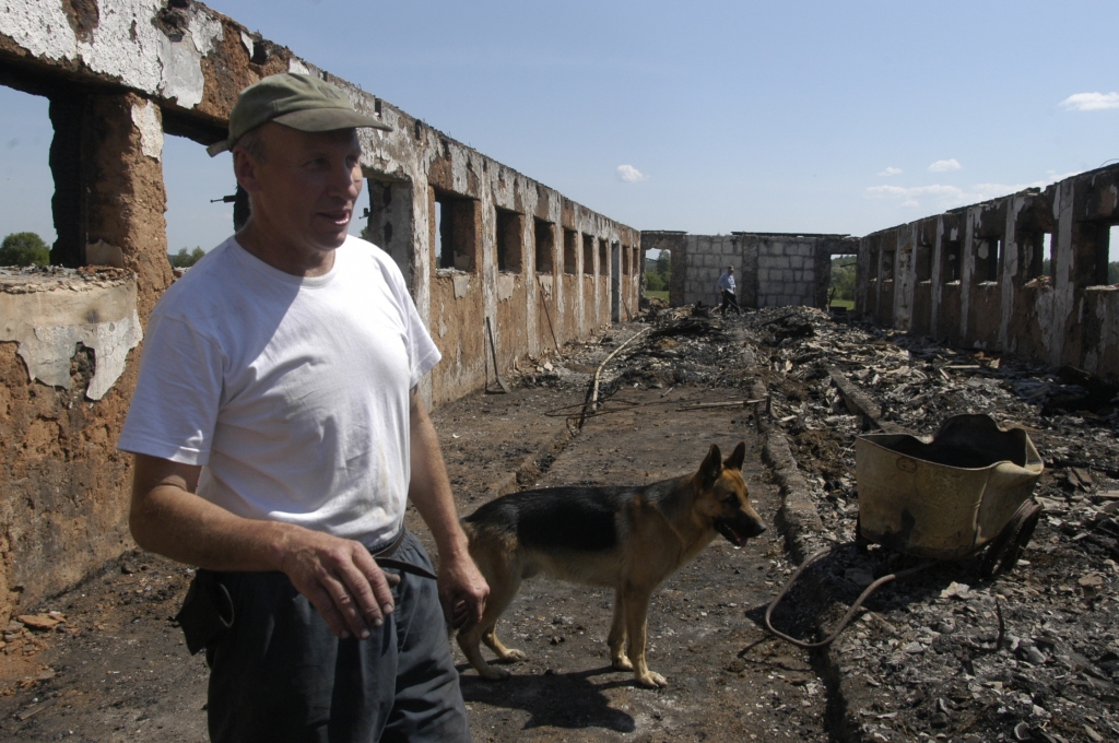 Fermu ugunsnelaime skārusi 2007. gadā, kad tajā iespēris zibens. Saimnieks Andris Kalniņš spēja to atjaunot, bet nelaime saimniecību piemeklējusi atkārtoti.
Autors: No arhīva.