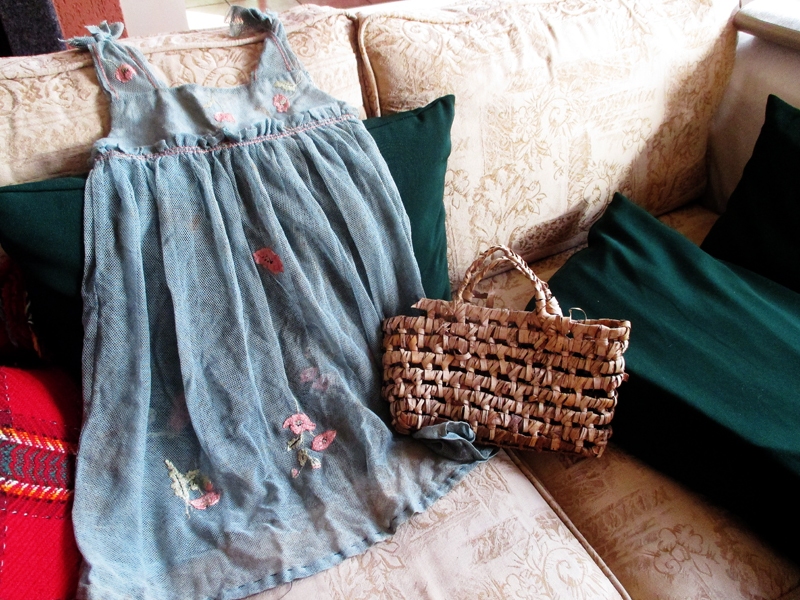 Elzas pašrocīgi darinātā kleitiņa un groziņš, kas mazmeitai sūtīts no Sibīrijas lēģera.
Autors: no ģimenes un Akadēmiskās bibliotēkas albuma