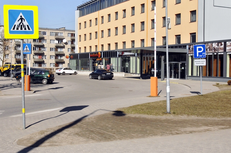 Viesnīcas laukuma vienā malā SIA «Aiva auto» vēlas Bauskā organizēt pasažieru izkāpšanu un iekāpšanu.
Autors: Ivars Bogdanovs