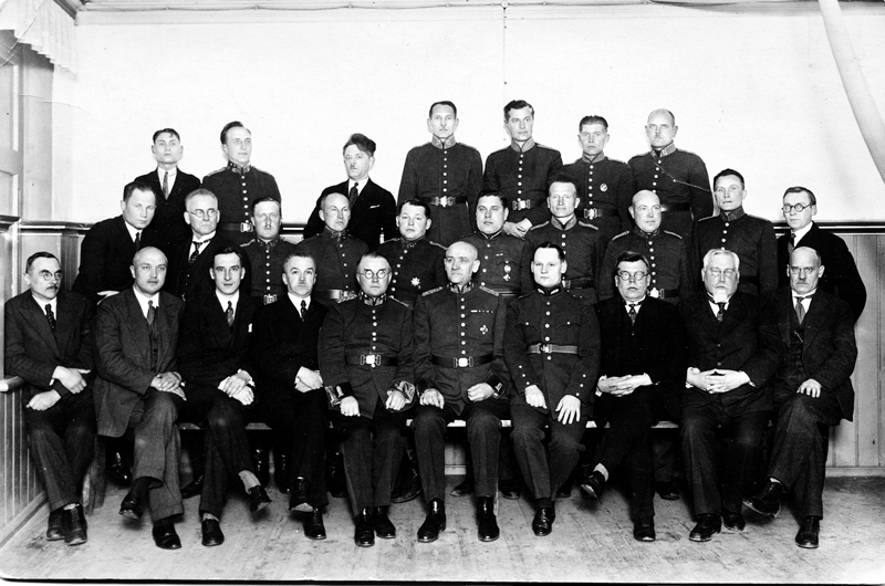 Bauskas policisti un aizsargi Kurzemes viesnīcā. Pirmajā rindā piektais no kreisās – Krišs Grēbers, otrais no labās – Pāvils Smirnovs, otrajā rindā pirmais no labās – fotogrāfs Kārlis Grīnbergs, piektais – Eduards Senka.
Autors: no Bauskas muzeja krājuma