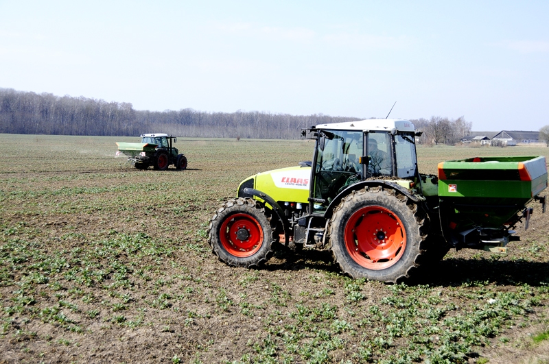 Laukkopji agrajā pavasarī sākuši pirmos kārtējās sezonas darbus, sējot minerālmēslus un pupas. 
Autors: Ivars Bogdanovs