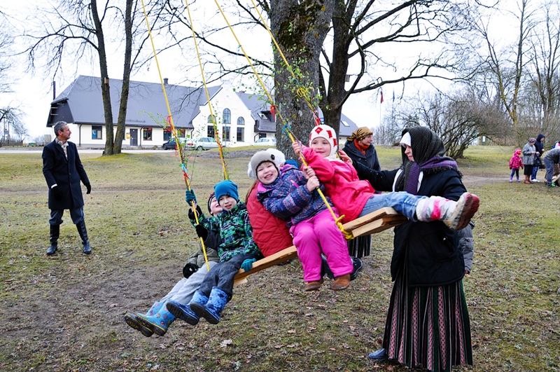 Bērniem lielu prieku sagādāja šūpošanās. 
Autors: Žanna Zālīte