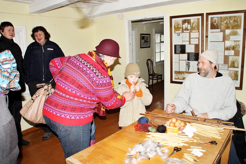 Māra Bražes (no labās) gatavotās svilpītes izmēģina muzeja apmeklētāji.
Autors: Uldis Varnevičs