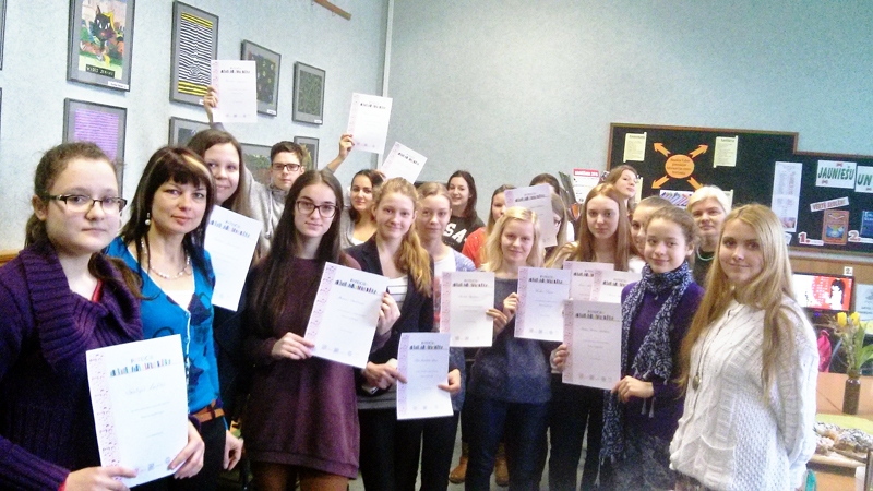 Grāmatu eksperti ar saņemtajiem pateicības rakstiem. 
Autors: no BVĢ arhīva