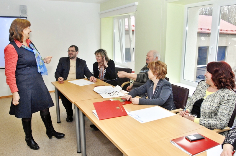 Ludmila Knoka, Uzņēmējdarbības un kompetenču attīstības centra vadītāja, un Rundāles novada uzņēmēji spriež, kā attīstīt novadu. 
Autors: Ivars Bogdanovs