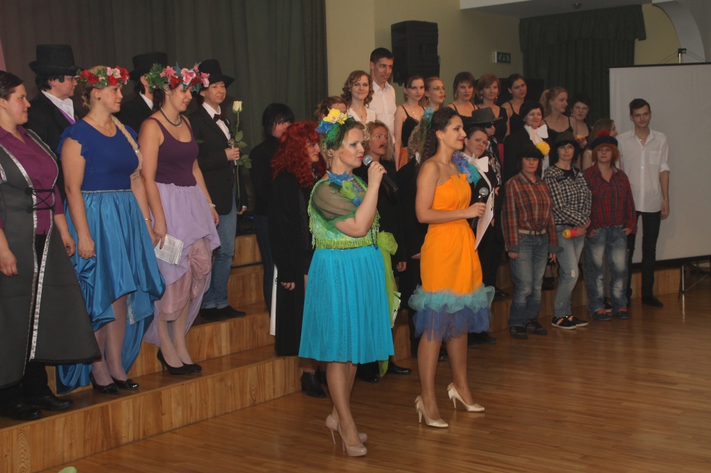 Laimrota Jaunzeme (priekšā no kreisās) un Ginta Cera iepazīstina ar vakara māksliniekiem. 
Autors: Uldis Varnevičs