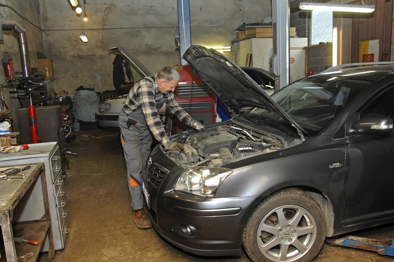 Šveices vēstniecības un Latvijas finanšu ministrijas pārstāvji Bauskā apmeklēs Uģa Skujas vadīto autoremonta darbnīcu. Tajā darbu radis arī meistars Juris Stašāns.
Autors: Ivars Bogdanovs