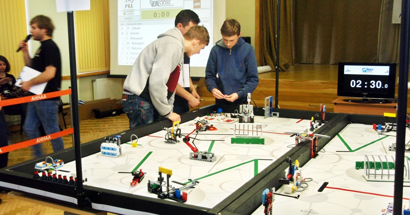 Skaistkalnes vidusskolas komandas pārstāvji Sandijs Siliņš un Viesturs Igaunis no tiesneša saņem pēdējos norādījumus pirms robota starta pie FFL sacensību laukuma.
Autors: no Skaistkalnes vidusskolas arhīva