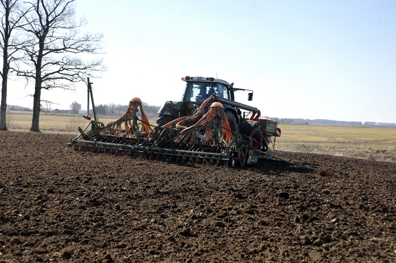 Gailīšu pagastā SIA «Uzvara-Lauks» tīrumos vasarājus sēj ar lieljaudas tehniku.
Autors: no «Bauskas Dzīves» arhīva.