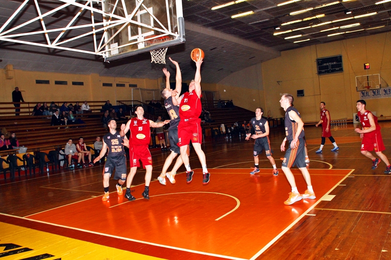 Aldis Beitiņš (ar bumbu) aizvadīja kārtējo labo spēli.
Autors: Uldis Varnevičs