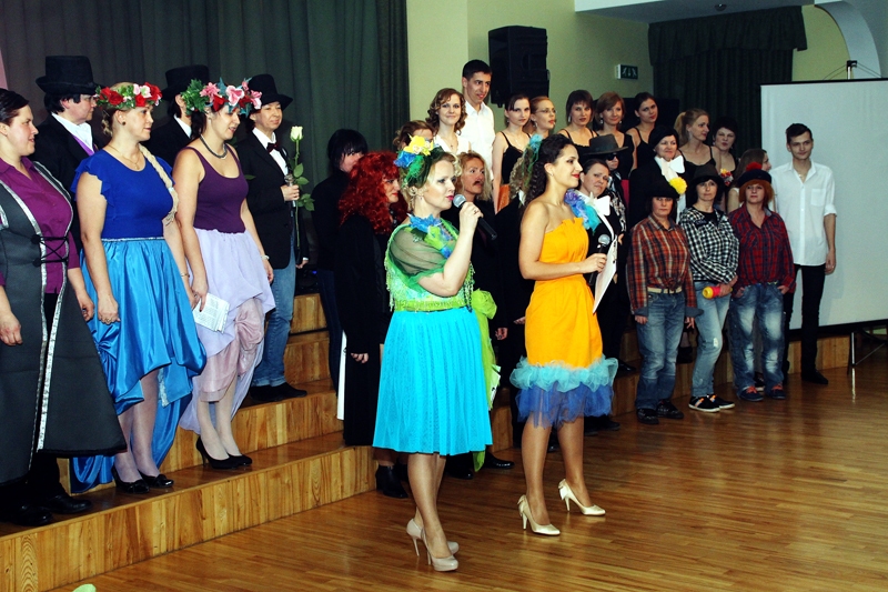 Sarīkojuma vadītājas Laimrota Jaunzeme (priekšā no kreisās) un Ginta Cera iepazīstina ar māksliniekiem.
Autors: Uldis Varnevičs