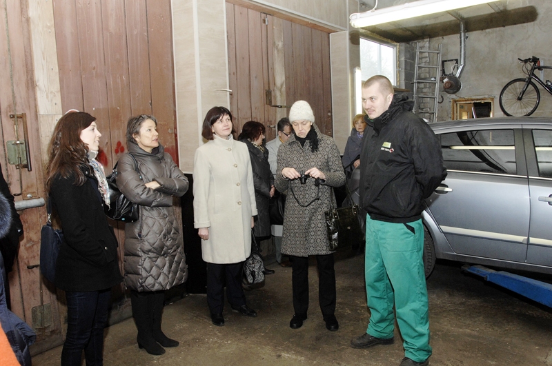 Uģa Skujas vadīto autoremonta darbnīcu Bauskā apmeklēja Šveices vēstniecības un Latvijas Finanšu ministrijas pārstāvji. 
Autors: Ivars Bogdanovs