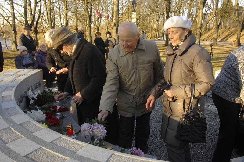 Piemiņas brīdī bija galvenokārt gados veci ļaudis.
Autors: Ivars Bogdanovs