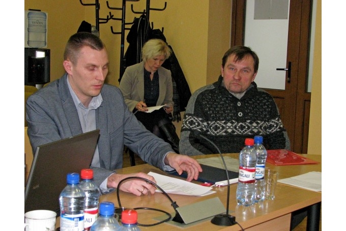 SIA «Aiva auto» valdes priekšsēdētājs Agris Lazdiņš (no labās) aicina Bauskas pašvaldību ļaut uzņēmumam neizmantot Bauskas autoostu un maršrutu galapieturvietu iekārtot viesnīcas laukumā. 
Autors: No arhīva.