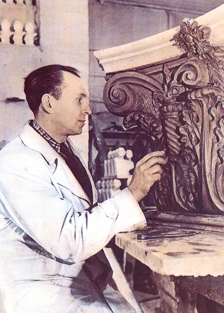 Mārtiņš Zaurs Bauskas kinoteātrī gatavo iekšējo kolonnu kapiteļus. 1954. gads.
Autors: no autora personiskā arhīva.