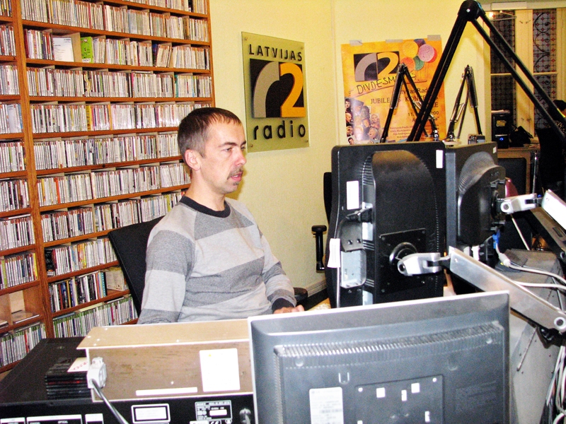 Dīdžejs Aivis: «Sveiciens visiem labākā reģionālā laikraksta «Bauskas Dzīve» lasītājiem no Latvijas labākā radio! Īpašs sveiciens manai omītei Skaistkalnē: «Klausies un gaidi mani, atbraukšu ciemos!»
Autors: Vilnis Auzāns