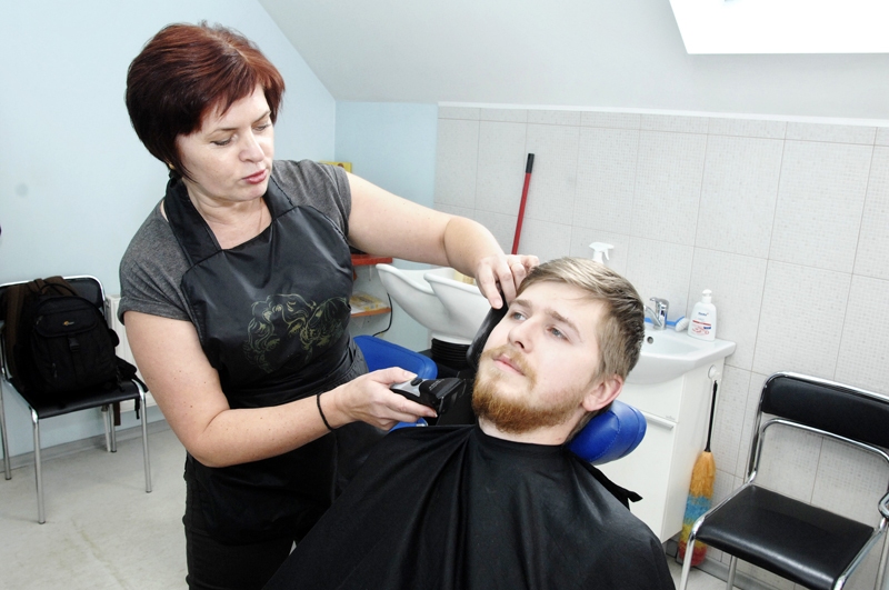 Friziere Inese Cimermane baušķeniekam Artim Sirmanim skaistas bārdas formas veidošanai iesaka to apgriezt vienreiz mēnesī. 
Autors: Ivars Bogdanovs