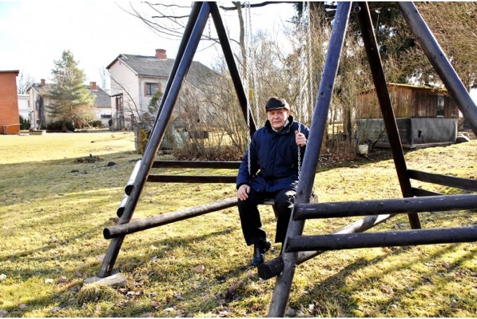  Egons Brazausks apbalvots par ilggadēju un nesavtīgu ieguldījumu Vecsaules pamatskolas izaugsmē un devumu izglītības attīstībā Bauskas novadā, kā arī sakarā ar nozīmīgu dzīves jubileju.
Autors: No arhīva.