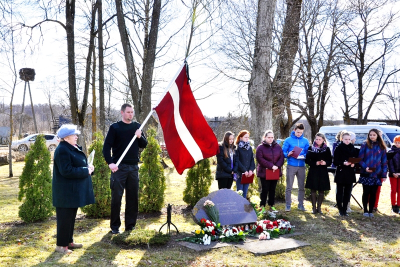 Aloida Baķe (no kreisās), Vecumnieku pagasta muzeja vadītāja, sacīja: «Pirms 15 gadiem Vecumnieku pagastā bija ap 70 politiski represēto, tagad šo ļaužu kļuvis daudzkārt mazāk.»
Autors: Žanna Zālīte