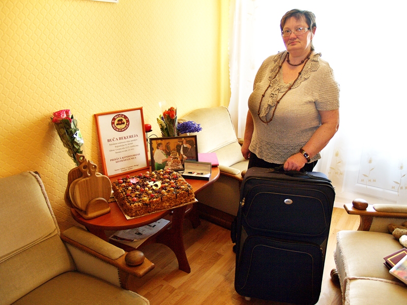 Biruta Janočko savu konditoreju padarījusi mobilu ar ceļojumu koferi un priecīga par «Apvāršņa» dāvanām – koka dēlīšu komplektu un pašas foto no kāda tirdziņa.
Autors: Antra Ērgle