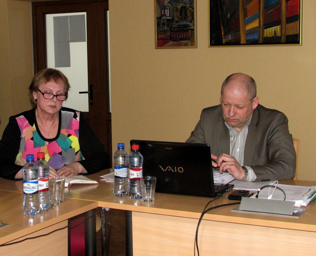 Mežotnes internātvidusskolas direktores Daces Peņķes stāstītajā ieklausās deputāts Aleksandrs Novickis. 
Autors: Vilnis Auzāns