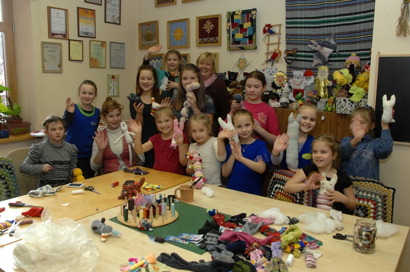 Bauskas bērnu un jauniešu centra šūšanas pulciņa «Kamolītis» dalībnieces kopā ar skolotāju Ilzi Krieviņu rāda savus darinājumus.
Autors: Ivars Bogdanovs